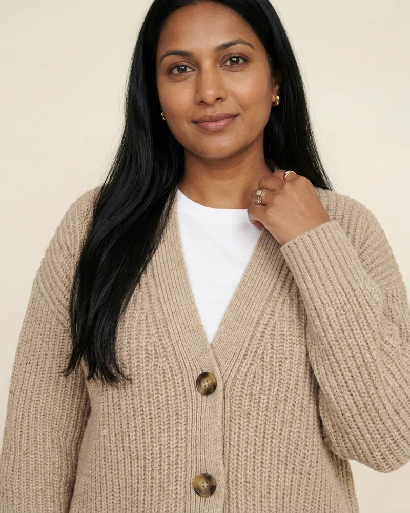 Close-up of the Mabel Chunky Wool Cardigan in Oatmeal: chunky rib knit